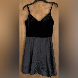 B. Darlin Women's Black Velvet/Satin V- Neck Sleeveless Dress Pocket Size: 11/12